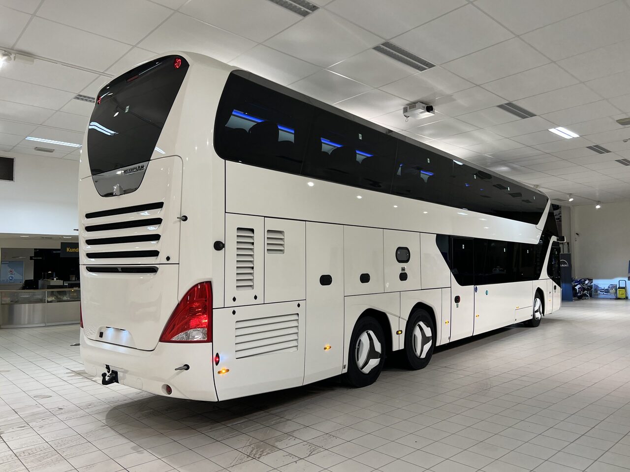 Turystyczny autobus NEOPLAN SKYLINER P06 Euro 6E V.I.P / Exclusive Class (Gräddfärgad skinnklädsel): zdjęcie 6