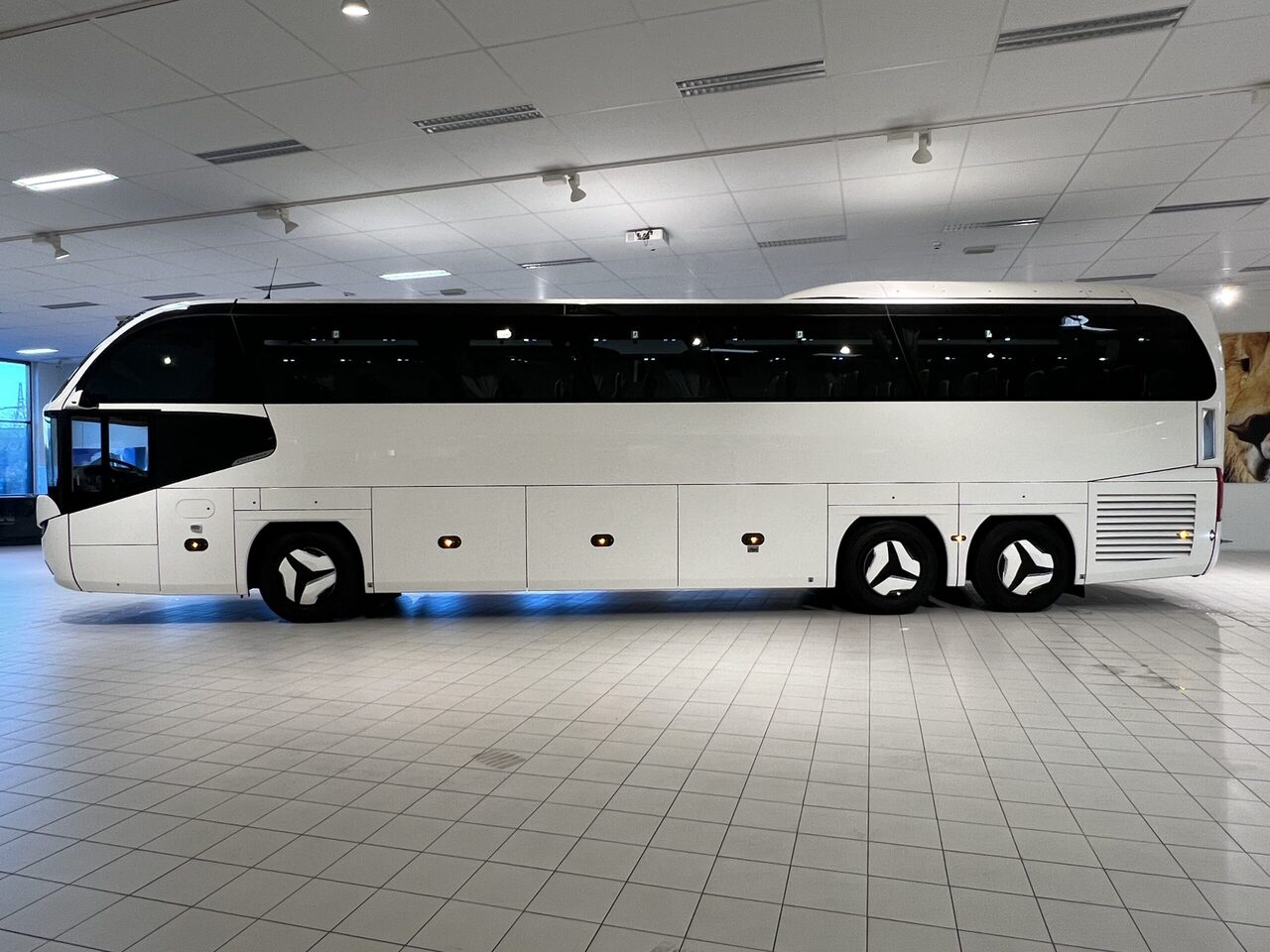 Turystyczny autobus Neoplan Cityliner P15 Euro 6E V.I.P / Exclusive Class (Gräddfärgad skinnklädsel): zdjęcie 3