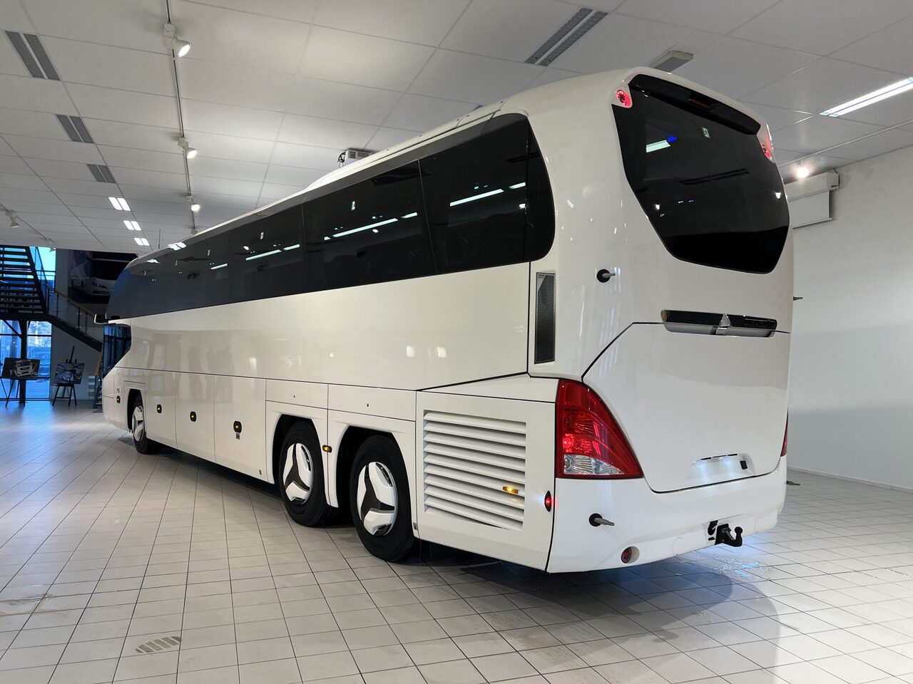 Turystyczny autobus Neoplan Cityliner P15 Euro 6E V.I.P / Exclusive Class (Gräddfärgad skinnklädsel): zdjęcie 4