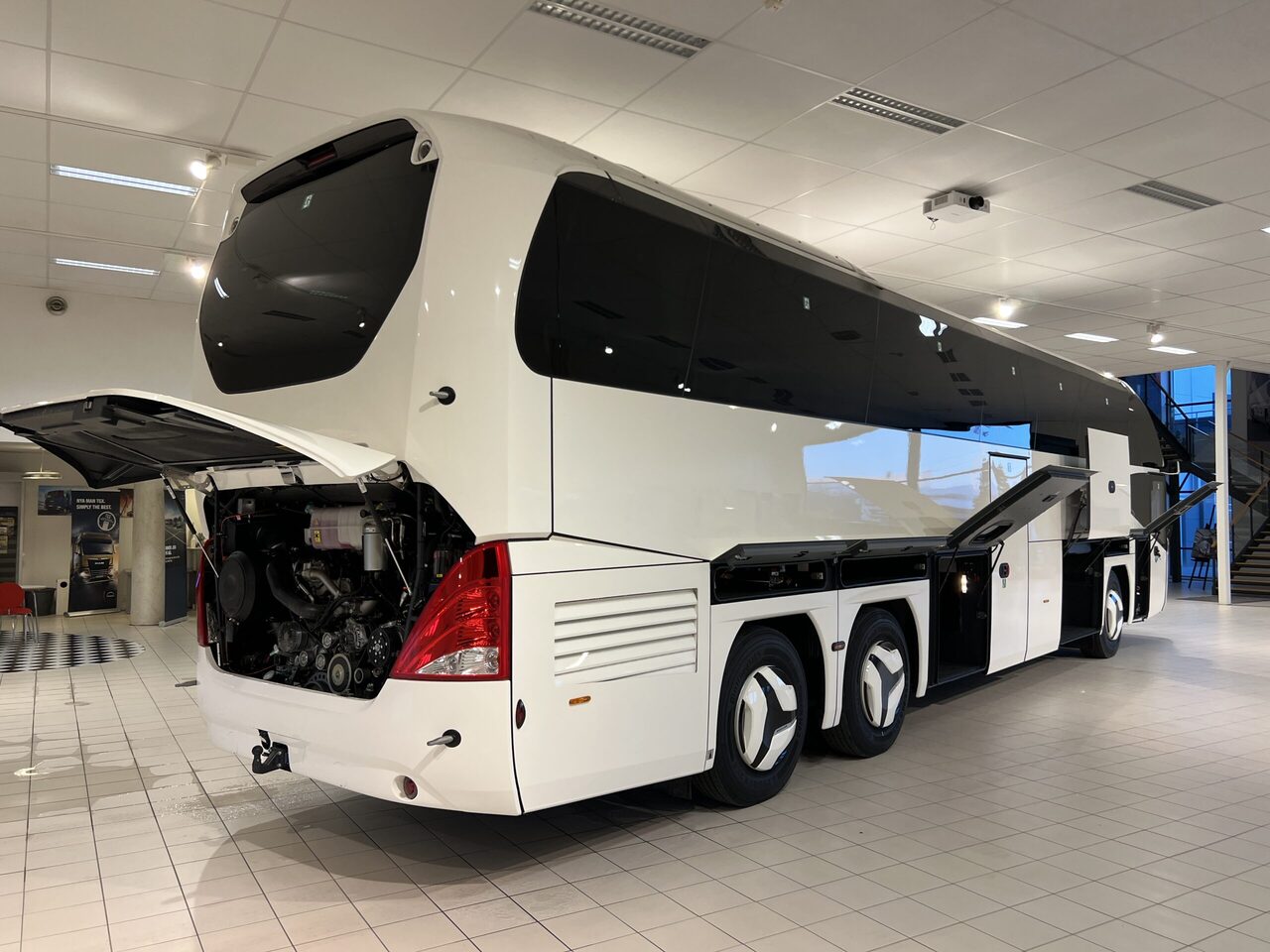Turystyczny autobus Neoplan Cityliner P15 Euro 6E V.I.P / Exclusive Class (Gräddfärgad skinnklädsel): zdjęcie 16