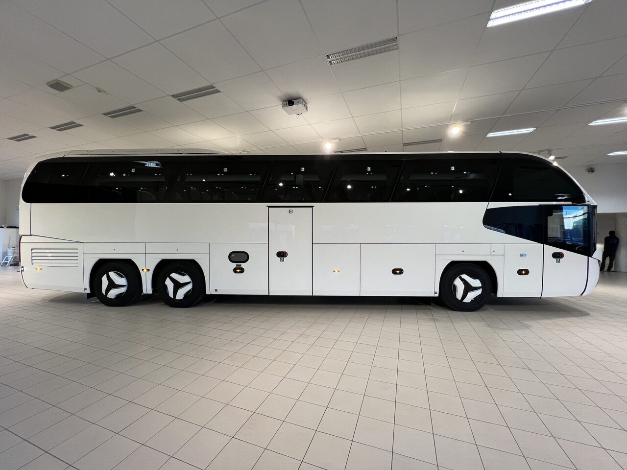 Turystyczny autobus Neoplan Cityliner P15 Euro 6E V.I.P / Exclusive Class (Gräddfärgad skinnklädsel): zdjęcie 7