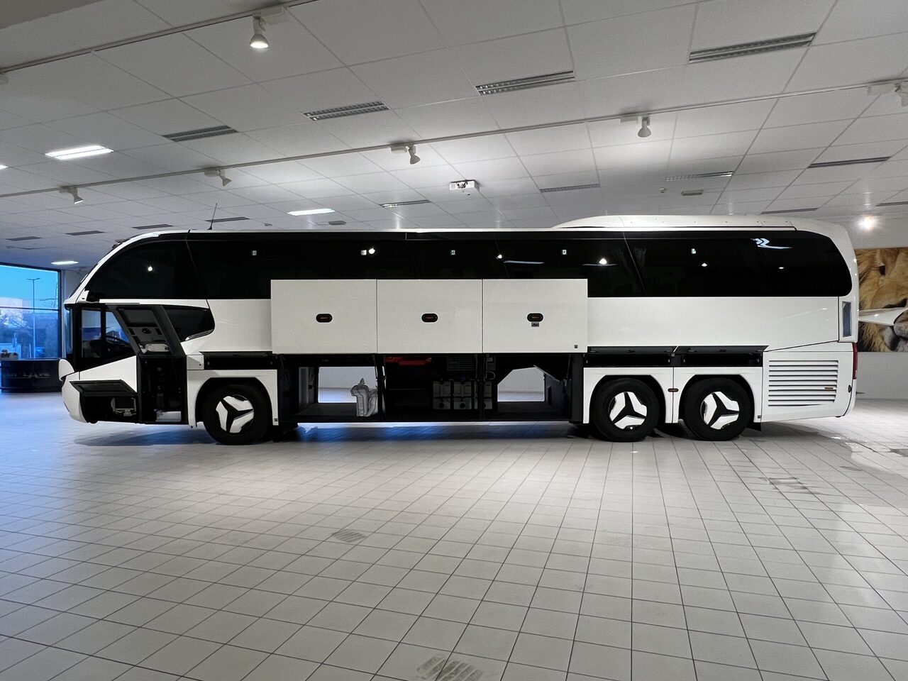 Turystyczny autobus Neoplan Cityliner P15 Euro 6E V.I.P / Exclusive Class (Gräddfärgad skinnklädsel): zdjęcie 13