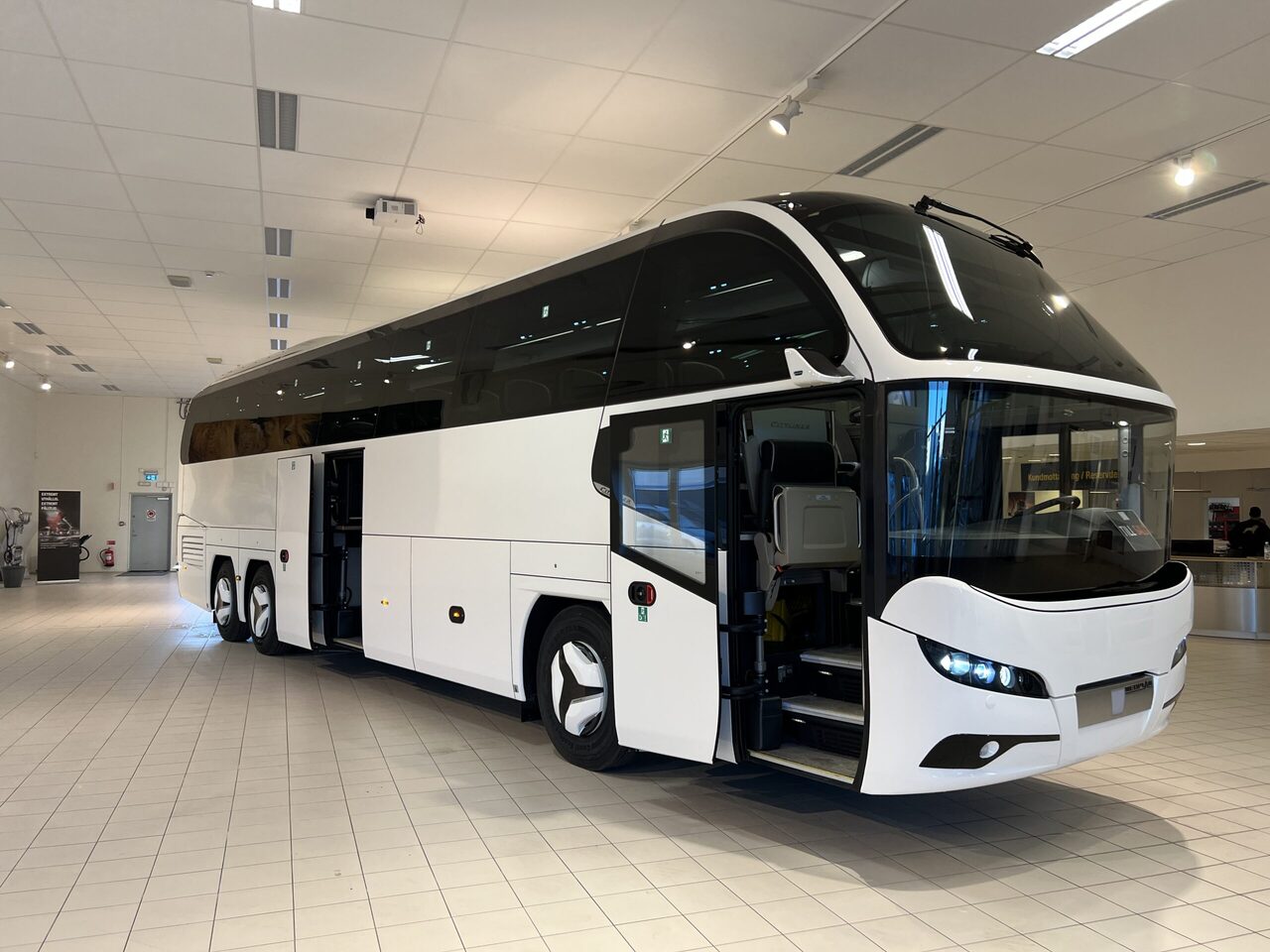 Turystyczny autobus Neoplan Cityliner P15 Euro 6E V.I.P / Exclusive Class (Gräddfärgad skinnklädsel): zdjęcie 10
