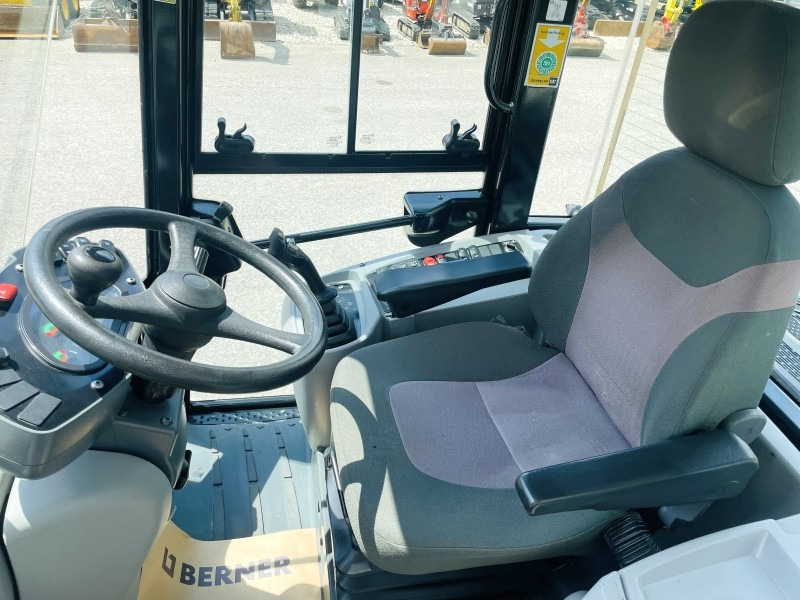 Ładowarka kołowa Caterpillar 908M (3637)