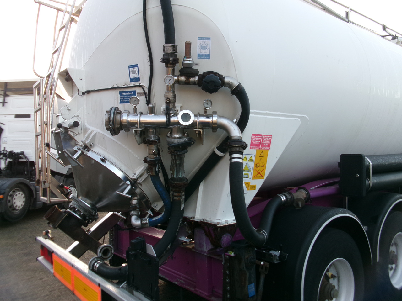 Naczepa cysterna dla transportowania mąki Feldbinder Powder tank alu 42 m3 (tipping) + engine/compressor: zdjęcie 10