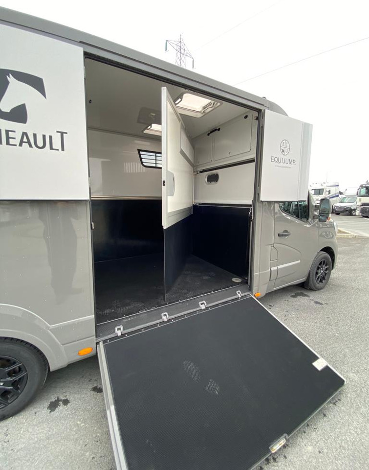 Koniowóz, Samochód dostawczy All New Renault Master / Theault 2 Horsebox: zdjęcie 14