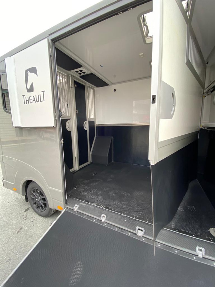 Koniowóz, Samochód dostawczy All New Renault Master / Theault 2 Horsebox: zdjęcie 15