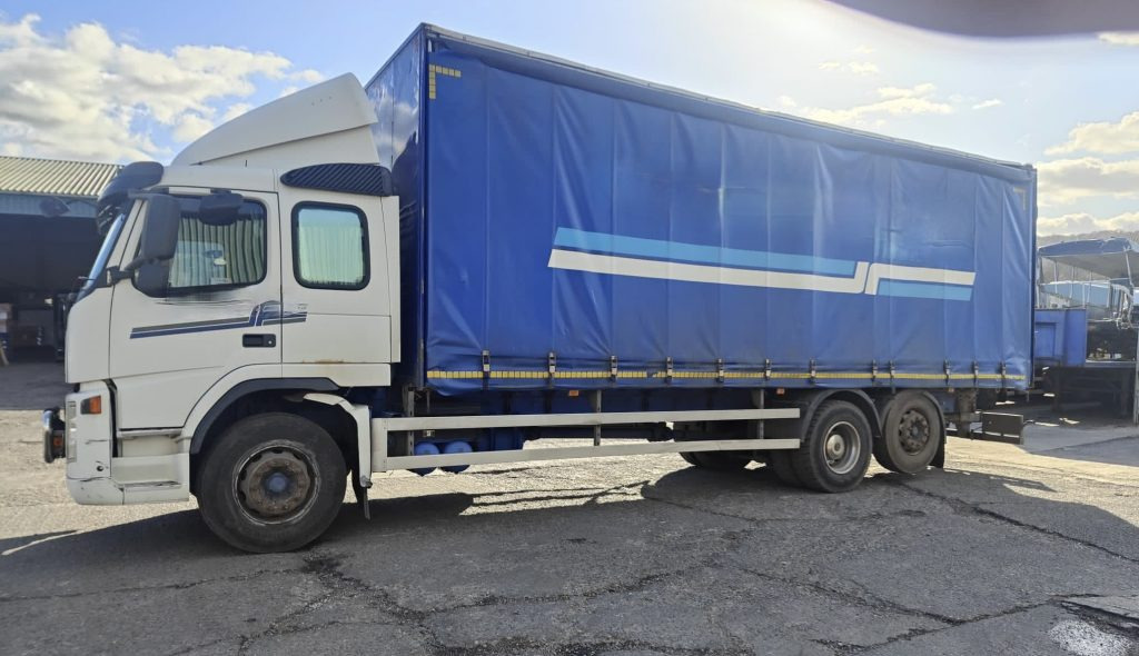 Samochód ciężarowy plandeka Volvo FM9-300 6X2 Curtain side: zdjęcie 4