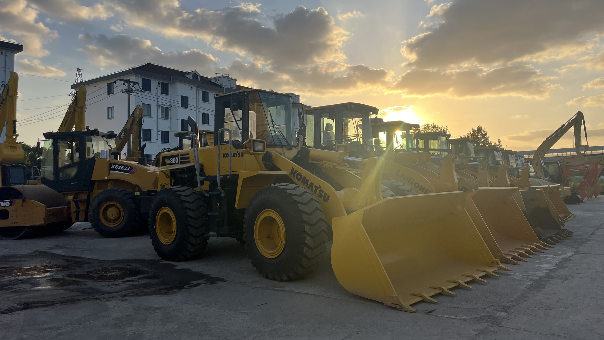 Sunight Development Company Limited - Maszyny budowlane JCB undefined: zdjęcie 18