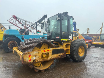 Kompaktor CATERPILLAR