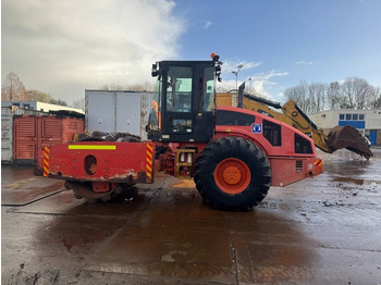 Kompaktor CATERPILLAR
