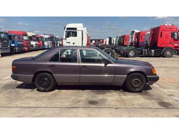 Sedan Mercedes-Benz E-Klasse 200 (GERMAN CAR / VOITURE D'ALLEMAGNE / ESSENCE / PETROL / MANUAL): zdjęcie 4