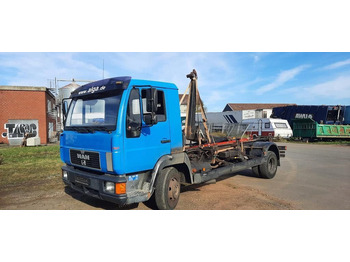 Ciężarówka hakowiec MAN L2000