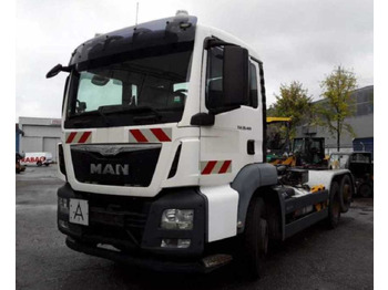 Ciężarówka hakowiec MAN