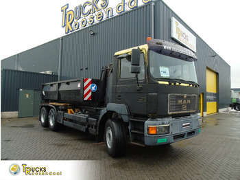 Ciężarówka hakowiec MAN 33.403