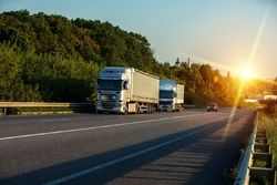 Zakaz wyprzedzania dla ciężarówek w Polsce w 2026 roku – zasady, wyjątki i mandaty