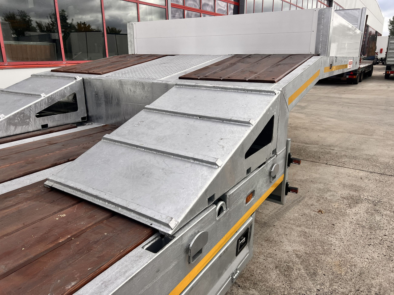 Möslein ST 3 3 Achs Satteltieflader neu - Naczepa niskopodwoziowa: zdjęcie 4 Möslein ST 3 3 Achs Satteltieflader neu - Naczepa niskopodwoziowa: zdjęcie 4