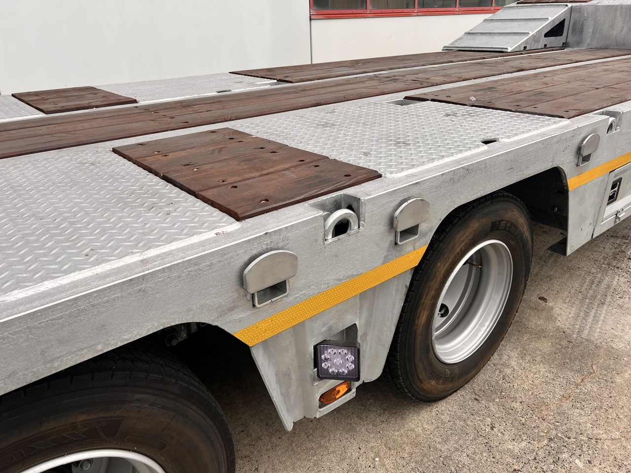 Möslein ST 3 3 Achs Satteltieflader neu - Naczepa niskopodwoziowa: zdjęcie 2 Möslein ST 3 3 Achs Satteltieflader neu - Naczepa niskopodwoziowa: zdjęcie 2