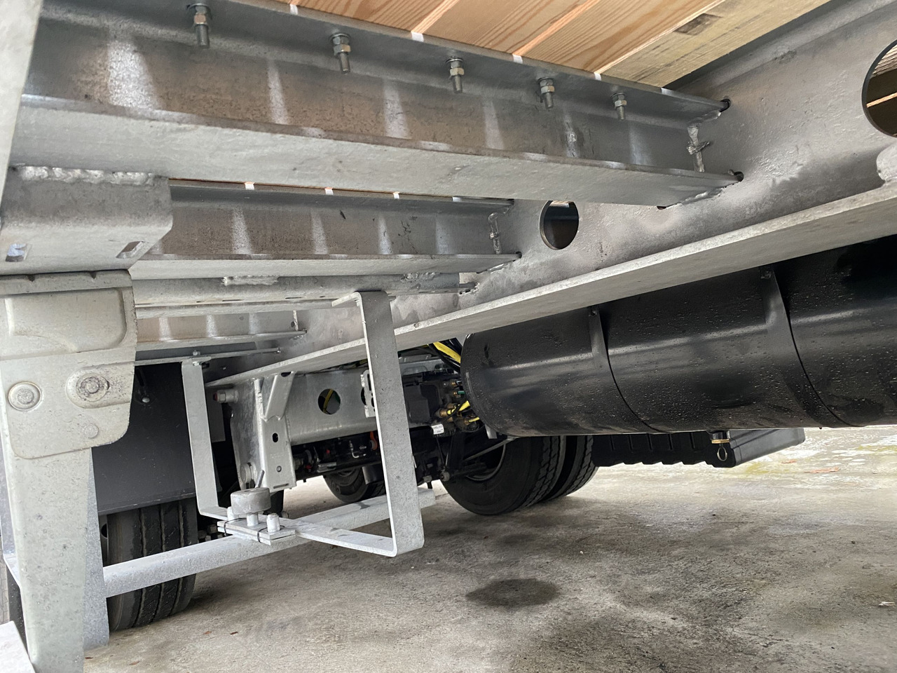 Nowy Przyczepa niskopodwoziowa dla transportowania ciężkiego sprzętu Möslein T 3-P9,2 OR 3 Achs Tieflader gerader Ladefläche 9 m, Neufahrzeug: zdjęcie 8 Nowy Przyczepa niskopodwoziowa dla transportowania ciężkiego sprzętu Möslein T 3-P9,2 OR 3 Achs Tieflader gerader Ladefläche 9 m, Neufahrzeug: zdjęcie 8