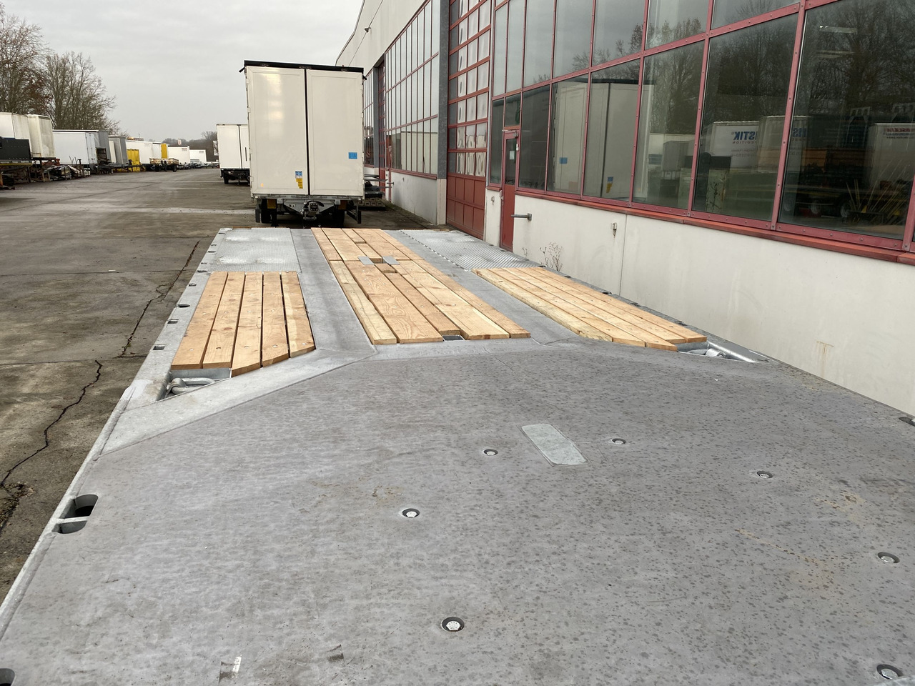 Nowy Przyczepa niskopodwoziowa dla transportowania ciężkiego sprzętu Möslein T 3-P9,2 OR 3 Achs Tieflader gerader Ladefläche 9 m, Neufahrzeug: zdjęcie 7 Nowy Przyczepa niskopodwoziowa dla transportowania ciężkiego sprzętu Möslein T 3-P9,2 OR 3 Achs Tieflader gerader Ladefläche 9 m, Neufahrzeug: zdjęcie 7