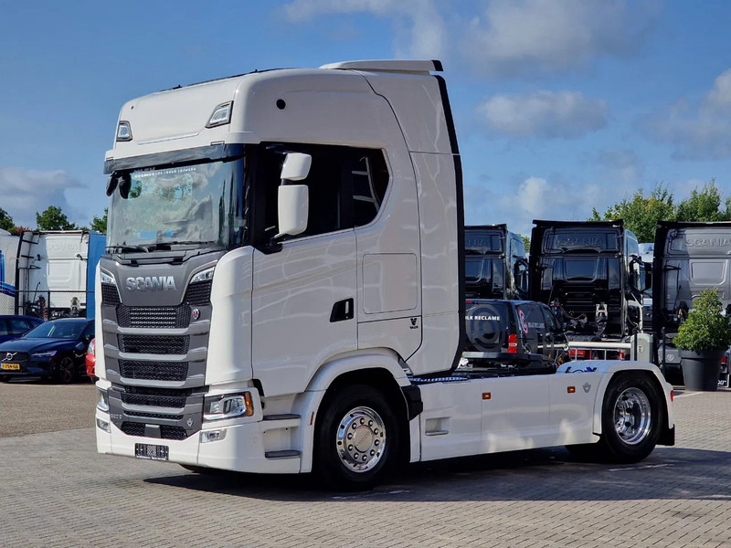 Scania 590S V8 NGS Highline 4x2 - New - Facelift - Full spec - Retarder - Leather - Full air - Ciągnik siodłowy: zdjęcie 3 Scania 590S V8 NGS Highline 4x2 - New - Facelift - Full spec - Retarder - Leather - Full air - Ciągnik siodłowy: zdjęcie 3