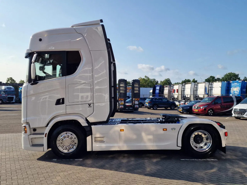 Scania 590S V8 NGS Highline 4x2 - New - Facelift - Full spec - Retarder - Leather - Full air - Ciągnik siodłowy: zdjęcie 4 Scania 590S V8 NGS Highline 4x2 - New - Facelift - Full spec - Retarder - Leather - Full air - Ciągnik siodłowy: zdjęcie 4