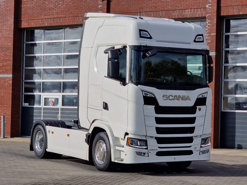 Scania 590S V8 NGS Highline 4x2 - New - Retarder - Leather - Alloy wheels Led - Navi - NEW! - Ciągnik siodłowy: zdjęcie 1 Scania 590S V8 NGS Highline 4x2 - New - Retarder - Leather - Alloy wheels Led - Navi - NEW! - Ciągnik siodłowy: zdjęcie 1