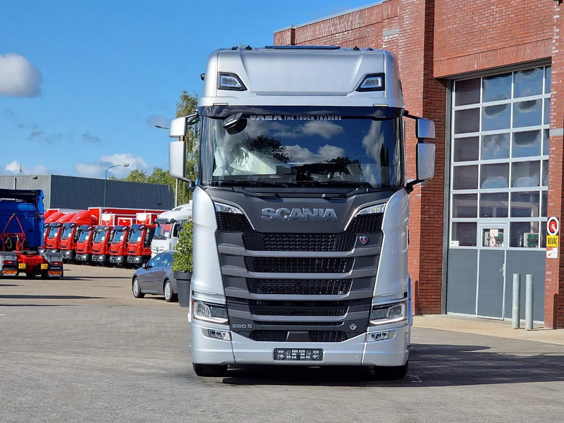 Scania 660S V8 NGS Highline 6x2/4 - New - Full spec - Retarder - Night clima - Led - Leather - Navi - Ciągnik siodłowy: zdjęcie 2 Scania 660S V8 NGS Highline 6x2/4 - New - Full spec - Retarder - Night clima - Led - Leather - Navi - Ciągnik siodłowy: zdjęcie 2