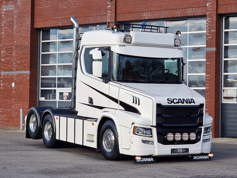 Scania T580 V8 Tuft Torpedo V8 - Custom exterior - Retarder - Full air - Show truck - Stack exhaust - Ciągnik siodłowy: zdjęcie 2 Scania T580 V8 Tuft Torpedo V8 - Custom exterior - Retarder - Full air - Show truck - Stack exhaust - Ciągnik siodłowy: zdjęcie 2