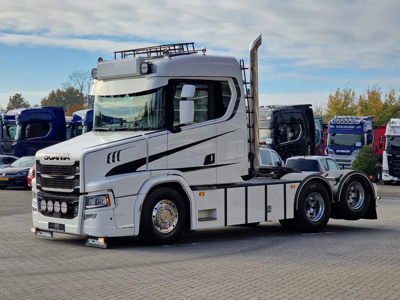 Scania T580 V8 Tuft Torpedo V8 - Custom exterior - Retarder - Full air - Show truck - Stack exhaust - Ciągnik siodłowy: zdjęcie 4 Scania T580 V8 Tuft Torpedo V8 - Custom exterior - Retarder - Full air - Show truck - Stack exhaust - Ciągnik siodłowy: zdjęcie 4