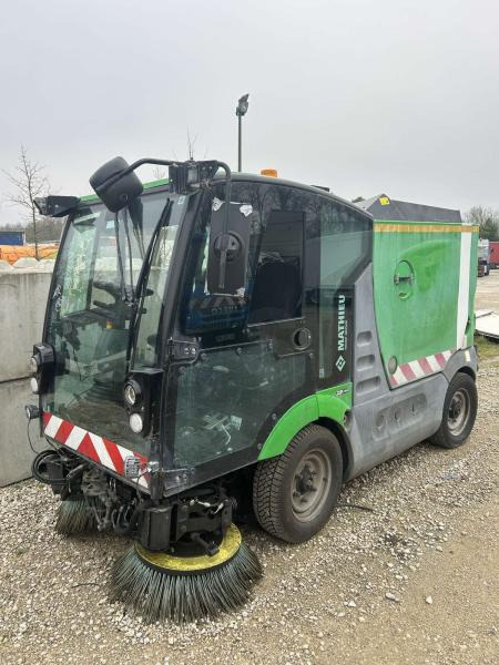 Mathieu Azura - Zamiatarka uliczna: zdjęcie 1 Mathieu Azura - Zamiatarka uliczna: zdjęcie 1