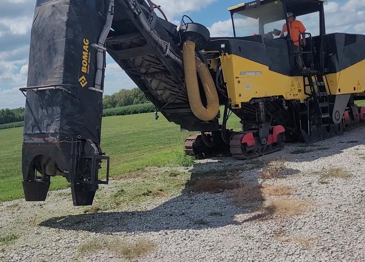 Bomag BM 2000/75 - Frezarka do asfaltu: zdjęcie 4 Bomag BM 2000/75 - Frezarka do asfaltu: zdjęcie 4