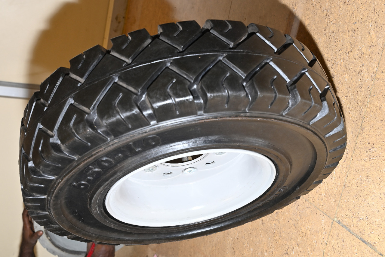 EuroSolid 6.00-9 - Opony i felgi do Ciągników bagażowych: zdjęcie 3 EuroSolid 6.00-9 - Opony i felgi do Ciągników bagażowych: zdjęcie 3