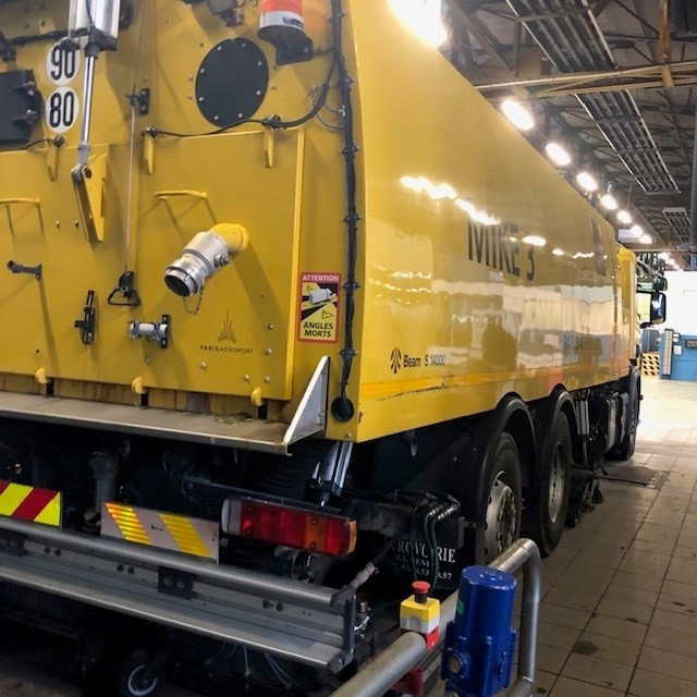 Runway Sweeper Johnston-Beam Scania P400 Model Beam S14000 - Zamiatarka uliczna: zdjęcie 2 Runway Sweeper Johnston-Beam Scania P400 Model Beam S14000 - Zamiatarka uliczna: zdjęcie 2