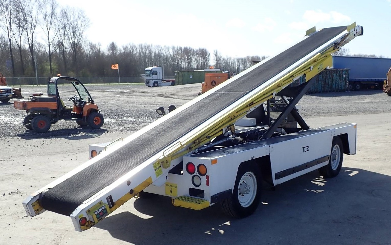 STEWART STEVENSON TUG Beltloader TUG 660-144 - Taśmociąg bagażowy: zdjęcie 4 STEWART STEVENSON TUG Beltloader TUG 660-144 - Taśmociąg bagażowy: zdjęcie 4