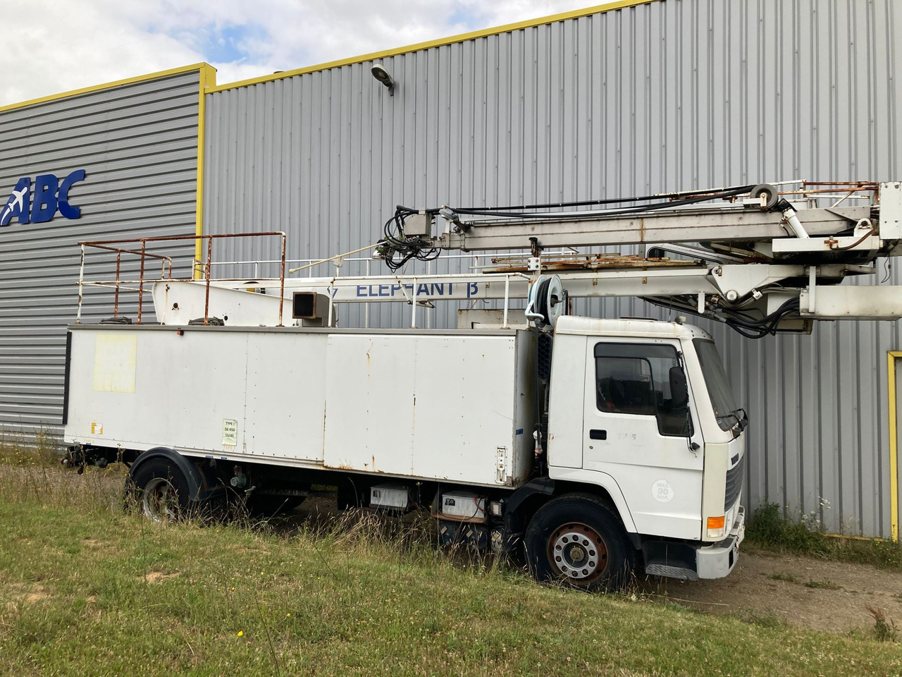 Vestergaard Deicer Elephant Beta on Volvo Chassis - Odladzacz samolotowy: zdjęcie 1 Vestergaard Deicer Elephant Beta on Volvo Chassis - Odladzacz samolotowy: zdjęcie 1
