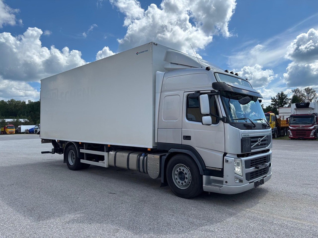VOLVO FM330 - Samochód ciężarowy furgon: zdjęcie 1 VOLVO FM330 - Samochód ciężarowy furgon: zdjęcie 1