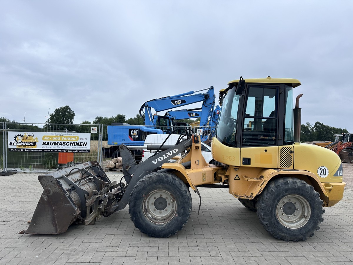 VOLVO L 30 B PRO 3er Kreis Klappschaufel+Palettengabel - Ładowarka kołowa: zdjęcie 1 VOLVO L 30 B PRO 3er Kreis Klappschaufel+Palettengabel - Ładowarka kołowa: zdjęcie 1