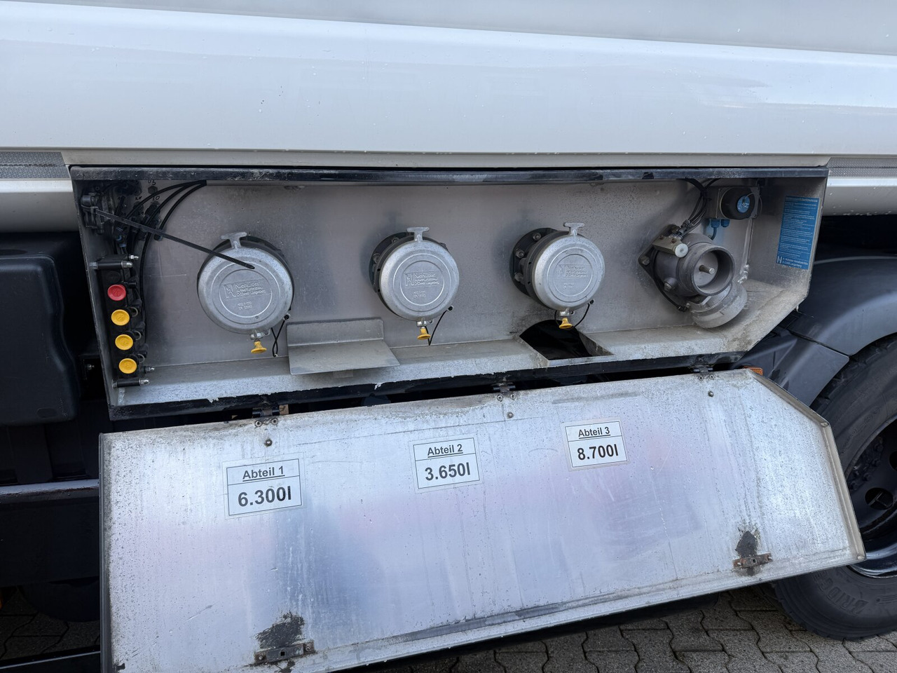 MAN TGS 26.440 6x2-4 BL TGS 26.440 6x2-4 BL, Lenk-/Liftachse, ADR, Esterer Tank ca. 20.340l, 3 Kammern - Samochód ciężarowy cysterna: zdjęcie 2 MAN TGS 26.440 6x2-4 BL TGS 26.440 6x2-4 BL, Lenk-/Liftachse, ADR, Esterer Tank ca. 20.340l, 3 Kammern - Samochód ciężarowy cysterna: zdjęcie 2