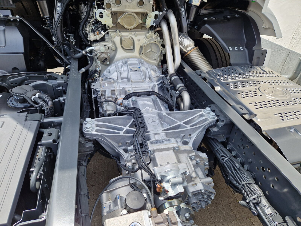 Mercedes-Benz Actros 2553 LL 6x2 Actros 2553 LL 6x2/46, Retarder, Liftachse, MultimediaCockpit, LED, Navi - Ciężarówka hakowiec: zdjęcie 2 Mercedes-Benz Actros 2553 LL 6x2 Actros 2553 LL 6x2/46, Retarder, Liftachse, MultimediaCockpit, LED, Navi - Ciężarówka hakowiec: zdjęcie 2