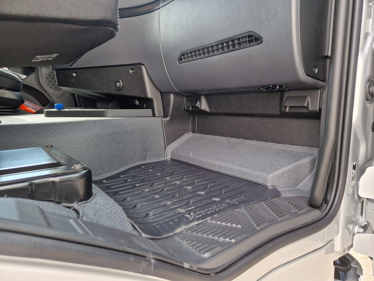 Mercedes-Benz Actros 2553 LL 6x2 Actros 2553 LL 6x2/46, Retarder, Liftachse, MultimediaCockpit, LED, Navi - Ciężarówka hakowiec: zdjęcie 4 Mercedes-Benz Actros 2553 LL 6x2 Actros 2553 LL 6x2/46, Retarder, Liftachse, MultimediaCockpit, LED, Navi - Ciężarówka hakowiec: zdjęcie 4