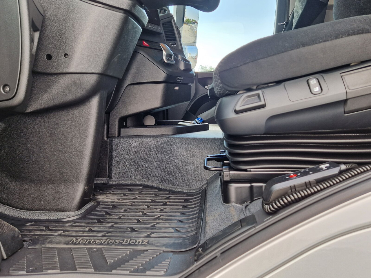 Mercedes-Benz Actros 2553 LL 6x2 Actros 2553 LL 6x2, Retarder, Liftachse, MultimediaCockpit, LED, Navi - Samochód ciężarowe pod zabudowę: zdjęcie 2 Mercedes-Benz Actros 2553 LL 6x2 Actros 2553 LL 6x2, Retarder, Liftachse, MultimediaCockpit, LED, Navi - Samochód ciężarowe pod zabudowę: zdjęcie 2