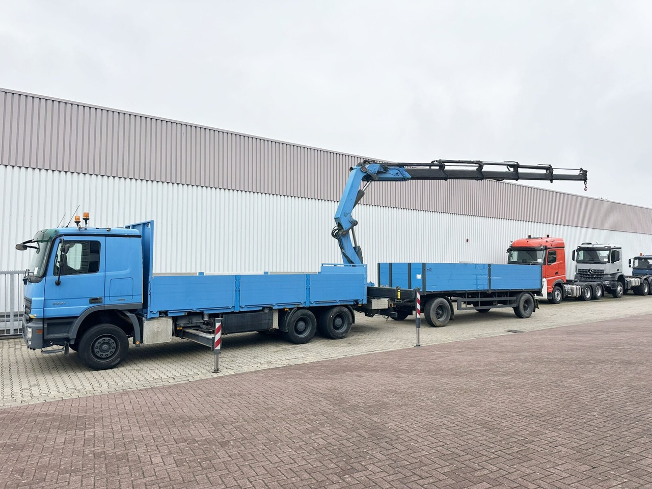 Mercedes-Benz Actros 2741 L 6x4 Actros 2741 L 6x4, Twist-Lock ausz. auf 3m, Heckkran Palfinger PK 42502-D, Funk - Samochód ciężarowy skrzyniowy/ Platforma, Samochod ciężarowy z HDS: zdjęcie 3 Mercedes-Benz Actros 2741 L 6x4 Actros 2741 L 6x4, Twist-Lock ausz. auf 3m, Heckkran Palfinger PK 42502-D, Funk - Samochód ciężarowy skrzyniowy/ Platforma, Samochod ciężarowy z HDS: zdjęcie 3
