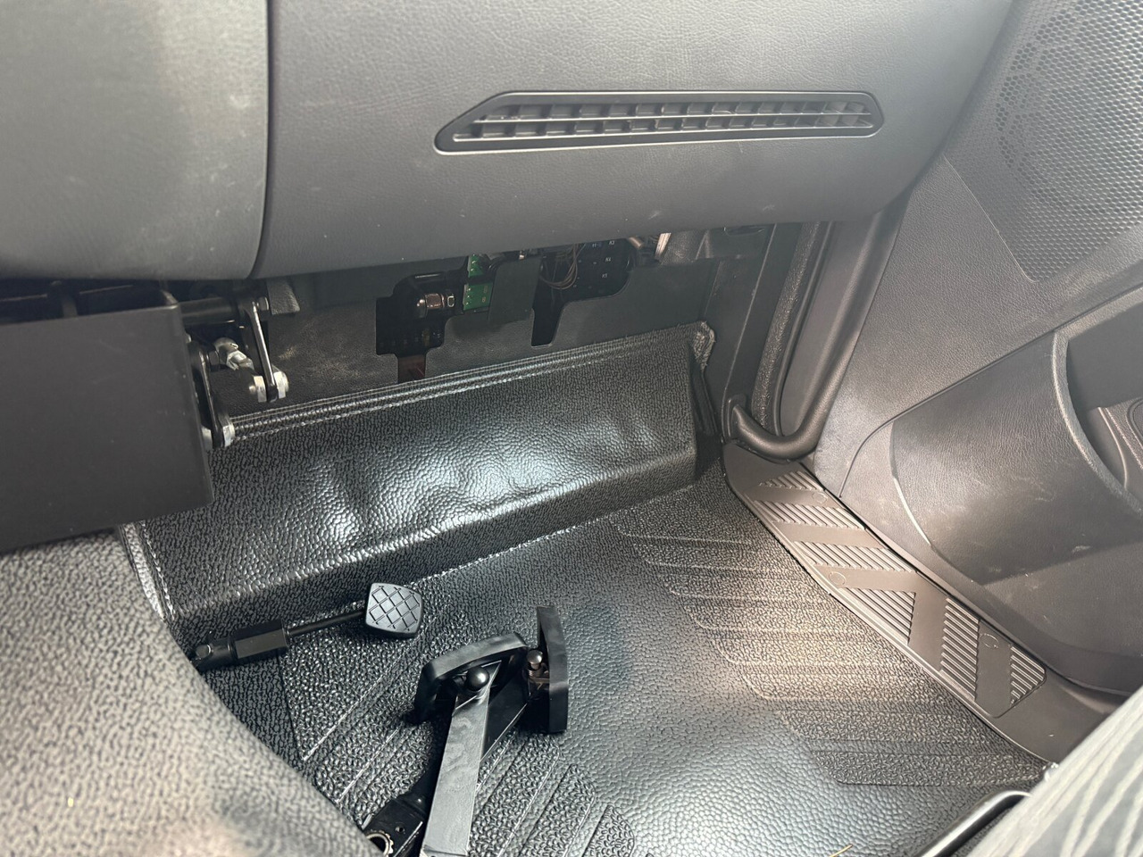 Mercedes-Benz Arocs 1827/30 A 4x4 Arocs 1827/30 A 4x4, Fahrschule, mehrfach vorhanden! - Samochód ciężarowe pod zabudowę: zdjęcie 3 Mercedes-Benz Arocs 1827/30 A 4x4 Arocs 1827/30 A 4x4, Fahrschule, mehrfach vorhanden! - Samochód ciężarowe pod zabudowę: zdjęcie 3