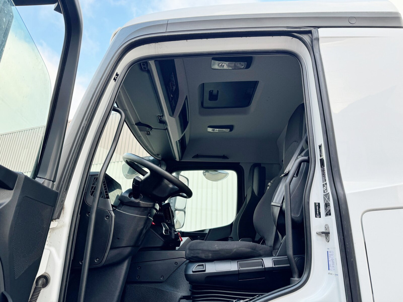 Zdjęcie wnętrza 2: Samochód ciężarowe pod zabudowę Mercedes-Benz Arocs 1840 L 4x2 Arocs 1840 L 4x2, MultimediaCockpit, Navi Zdjęcie wnętrza 2: Samochód ciężarowe pod zabudowę Mercedes-Benz Arocs 1840 L 4x2 Arocs 1840 L 4x2, MultimediaCockpit, Navi