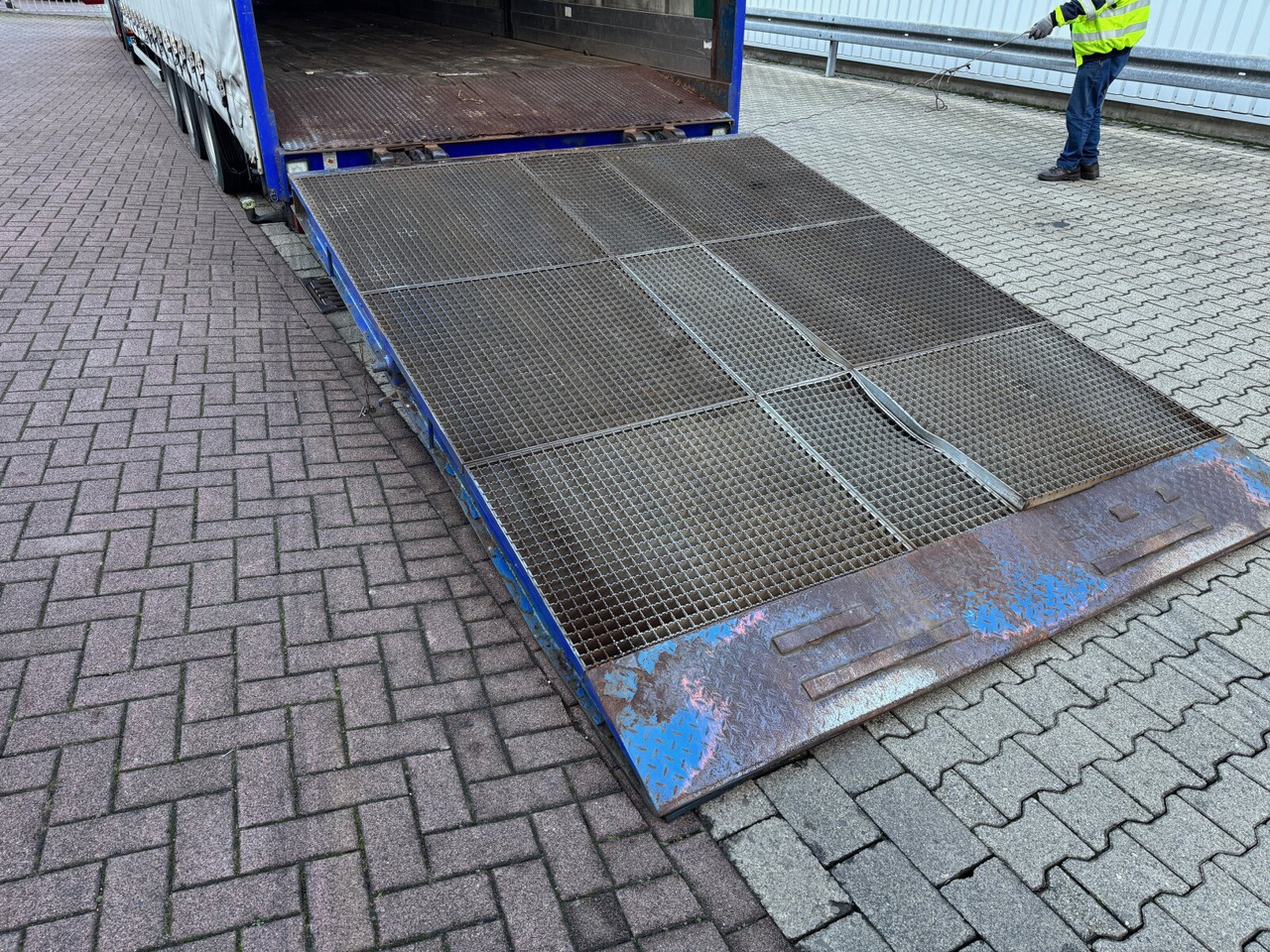 Renders NS4L32 NS4L32, Seilwinde, Edscha, hydr. Auffahrrampe - Naczepa: zdjęcie 3 Renders NS4L32 NS4L32, Seilwinde, Edscha, hydr. Auffahrrampe - Naczepa: zdjęcie 3