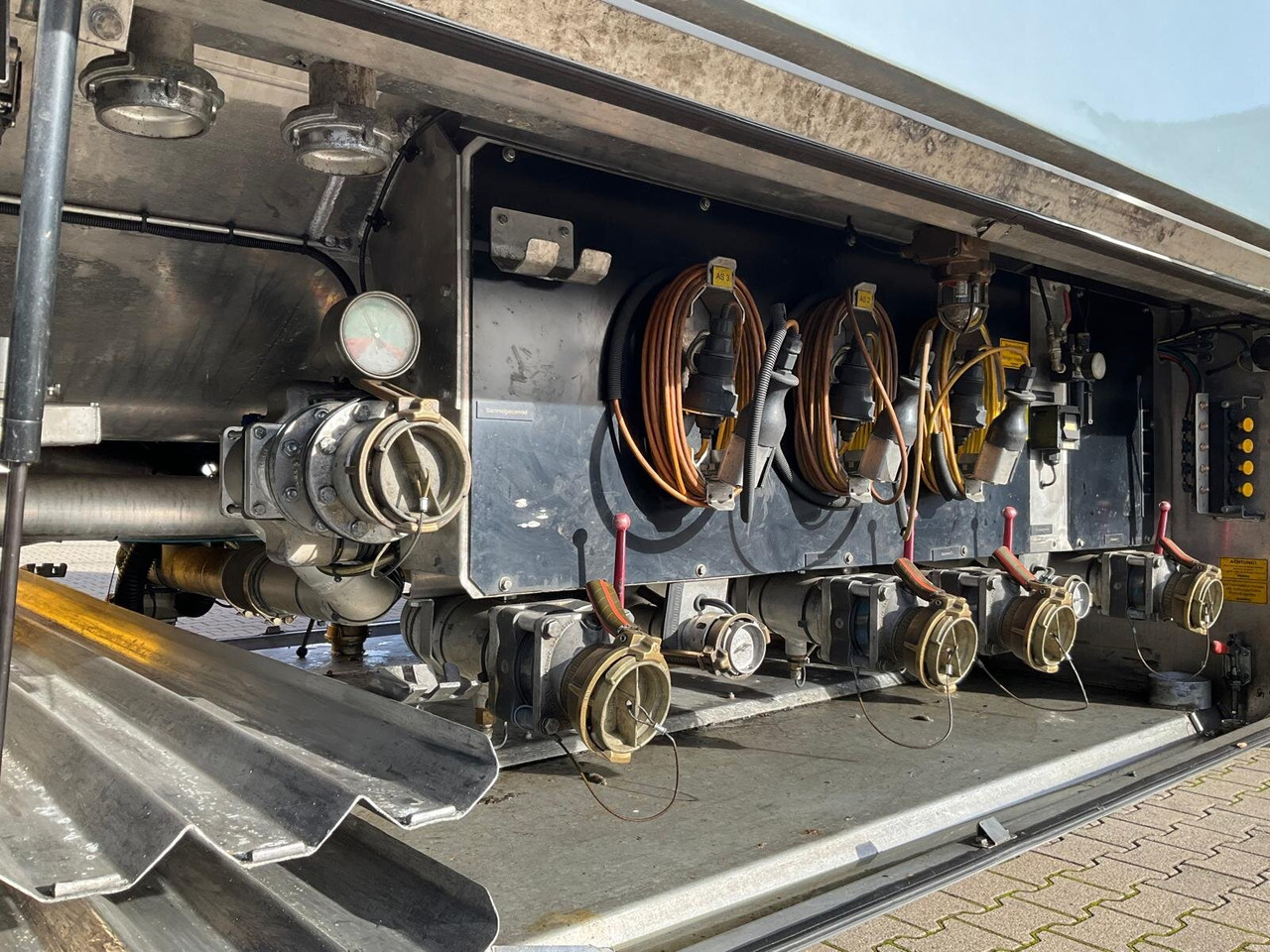 TAL 44.0/11-27 TAL 44.0/11-27, 43.950l, 4 Kammern, Untenbefüllung, Pumpe - Naczepa cysterna: zdjęcie 2 TAL 44.0/11-27 TAL 44.0/11-27, 43.950l, 4 Kammern, Untenbefüllung, Pumpe - Naczepa cysterna: zdjęcie 2