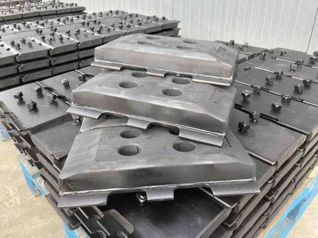 Volvo Rubber Asphalt Pads - Rama/ Podwozie do Maszyn budowlanych: zdjęcie 1 Volvo Rubber Asphalt Pads - Rama/ Podwozie do Maszyn budowlanych: zdjęcie 1