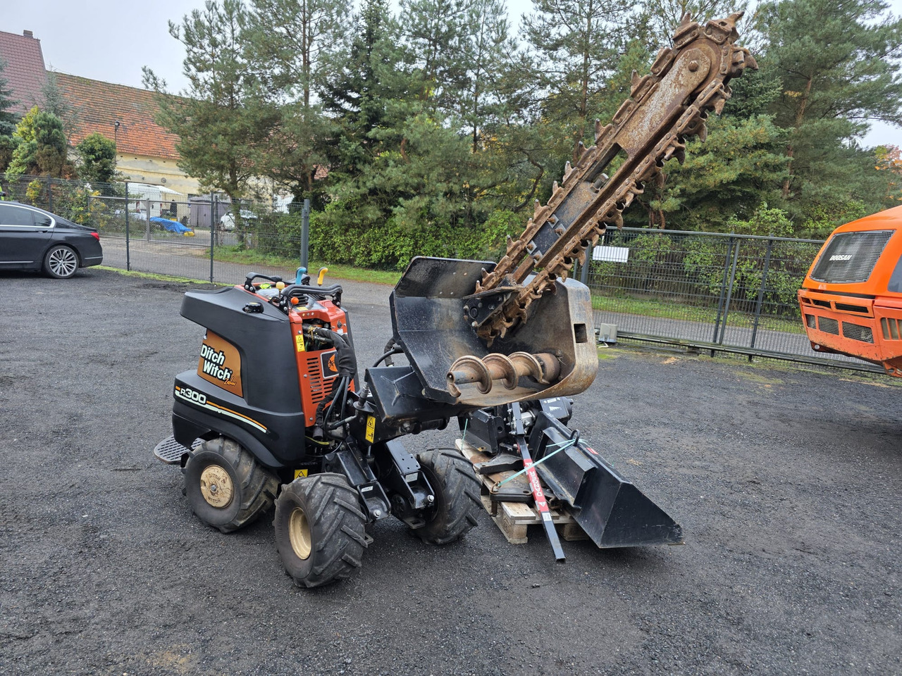 Ditch Witch R300 - Minikoparka: zdjęcie 1 Ditch Witch R300 - Minikoparka: zdjęcie 1