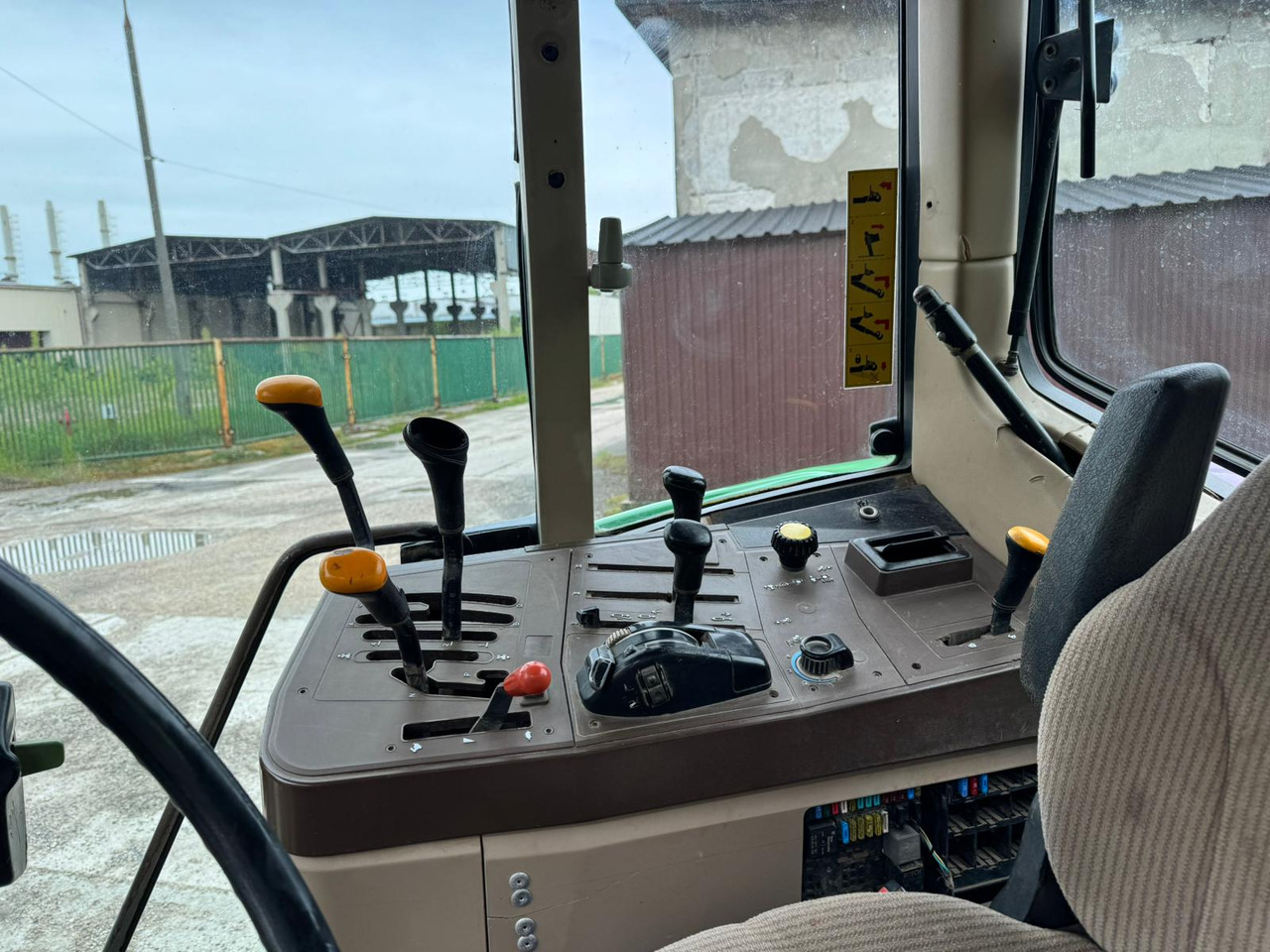 JOHN DEERE 6110 - Ciągnik rolniczy: zdjęcie 4 JOHN DEERE 6110 - Ciągnik rolniczy: zdjęcie 4